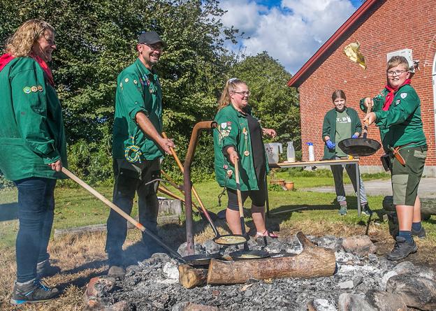 Udenfor fristede spejderne blandt andet med pandekager. Her brillerer Daniel Weinreich med at vende pandekager i luften. <i>Foto: Allan Mortensen/Expo Fotografi</i>