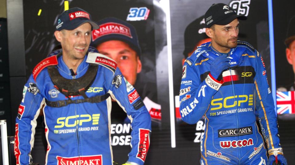 Bartosz Zmarzlik (til højre) skulle bare bruge ét point mere end Leon Madsen (til venstre) lørdag aften for at blive verdensmester, og det lykkedes. (Arkivfoto). <i>Sportxpress/Ritzau Scanpix</i>