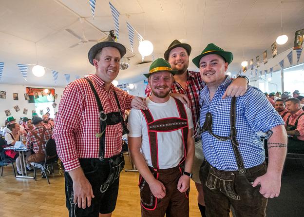 Glade værter: Fra venstre er det krovært Michael Højer smt Mark Tousgaard, Morten Kam og Daniel Ladegaard fra håndboldklubben. <i>Foto: Allan Mortensen/Expo Fotografi</i>
