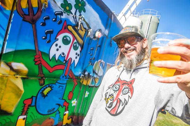 Jonny Hefty med vanlig kæk attitude. Aalborg-rapperen har sammen med makkeren, Mester udsmykket en af biogas-tankene med graffiti. <i>Foto: Allan Mortensen/Expo Fotografi</i>