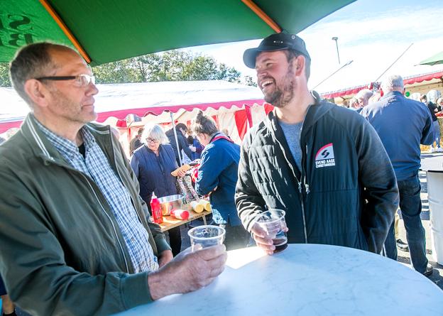 Masser af gæster havde fundet vej til arrangementet. På billedet er det Morten Bo Larsen (t.v.) fra Mygdal og Bjarke Troldborg fra Dybvad, der hygger sig med en tår øl. <i>Foto: Allan Mortensen/Expo Fotografi</i>
