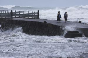 Tusindvis af japanere søger ly for farlig tyfon