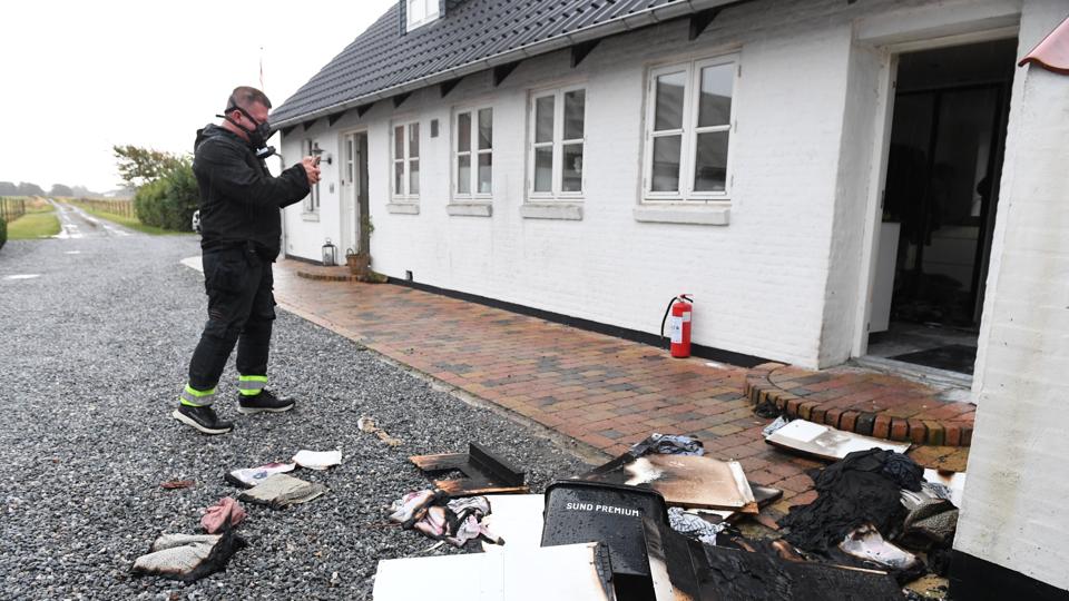 En landejendom på Vellinghøjhedevej fik brændt bryggerset af, da lynet slog ned søndag morgen. <i>Foto: Jan Pedersen</i>