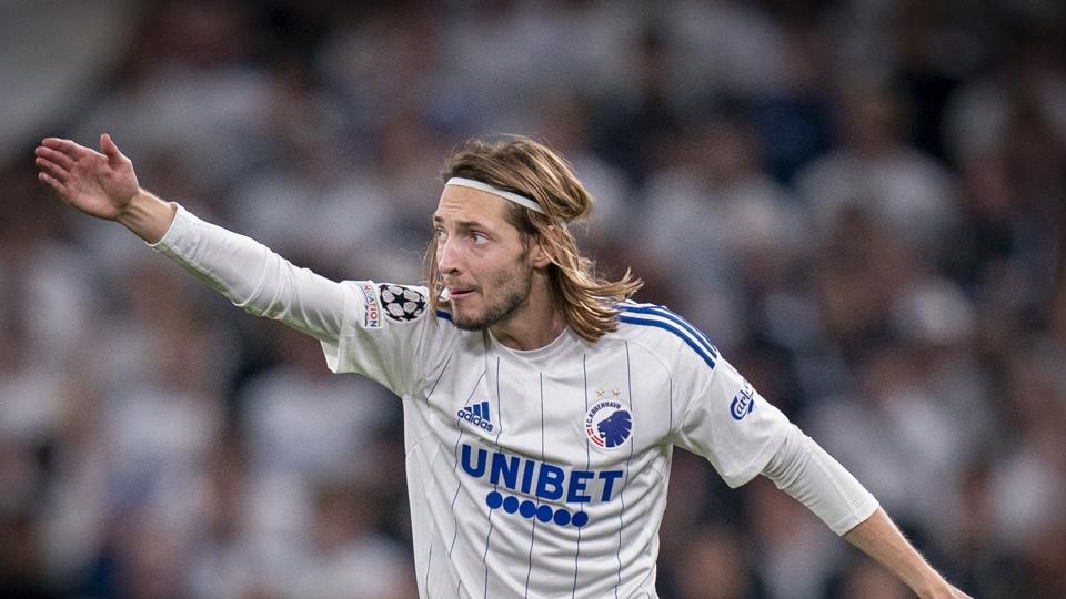 Rasmus Falk - her under onsdagens kamp mod Sevilla - er ikke rejst med FCK-truppen til Midtjylland. <i>Liselotte Sabroe/Ritzau Scanpix</i>