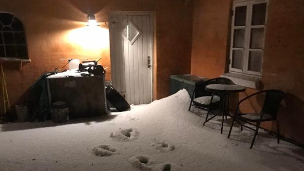Uvejret med de store mængder hagl forvandlede nærmest gårdspladsen hos Lars Bjerregaard Dyg Sørensen til et julemotiv. <i>Privatfoto</i>