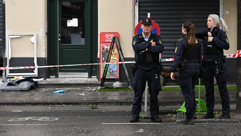 Politiet havde søndag morgen afspærret området for vinhandlen på Godthåbsvej 52 på Frederiksberg, som i nattens løb blev ramt af en eksplosion. <i>Philip Davali/Ritzau Scanpix</i>