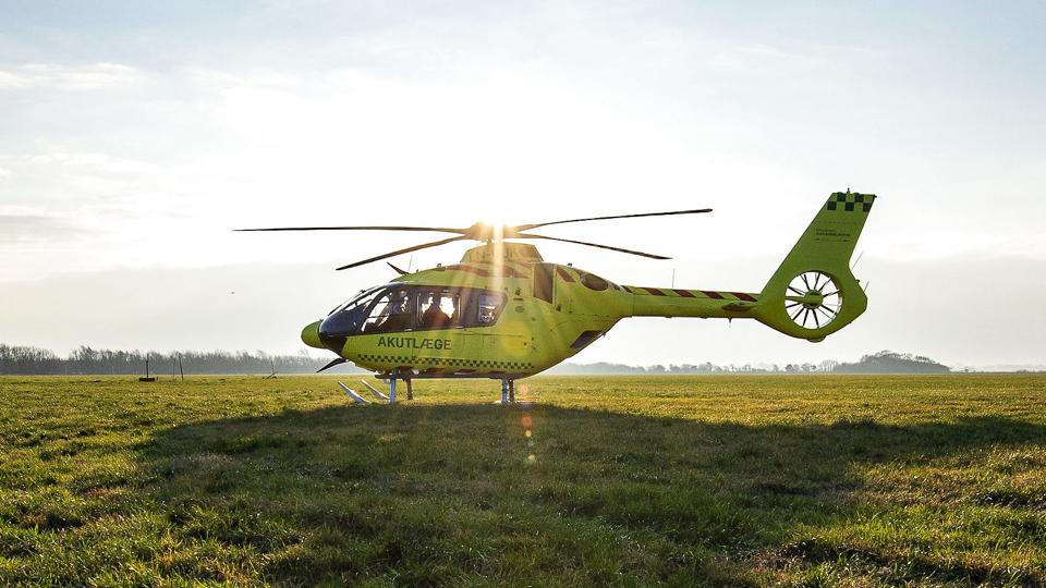 En lægehelikopter blev tilkaldt for at flyve en kvæstet mand til Rigshospitalet efter ulykke ved Svebølle. En anden mand blev kørt i ambulance med politieskorte. Ved ulykken mistede en kvinde livet. (Arkivfoto). <i>Henning Bagger/Ritzau Scanpix</i>