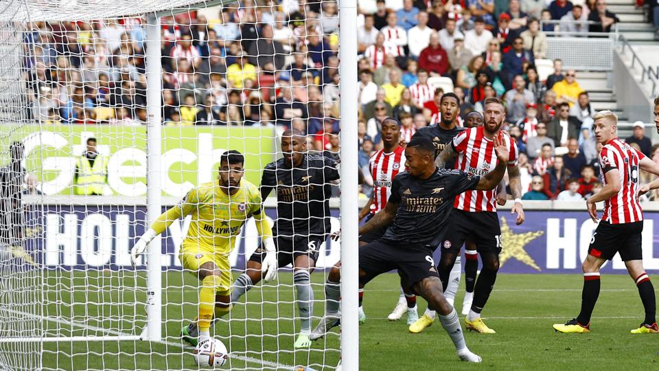 William Saliba bragte Arsenal foran 1-0, da hans hovedstød ramte stolpen og sneg sig ind over Brentfords målstreg. <i>Andrew Boyers/Ritzau Scanpix</i>