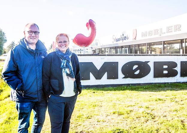 Dem med stolen... Charlotte og Lars foran det velkendte peglemærke ved butikken i Aabybro. <i>Foto: Allan Mortensen/Expo Fotografi</i>