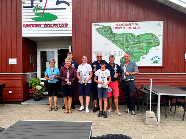 Klubmestrene anno 2022 viste stolt trofæerne frem <i>Foto: Løkken Golfklub</i>