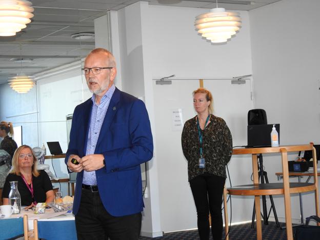 Erhvervschef Bo Bendix og Virksomhedskonsulent Line Dam orienterede om unge garantien. <i>Foto: Jens Brændgaard</i>