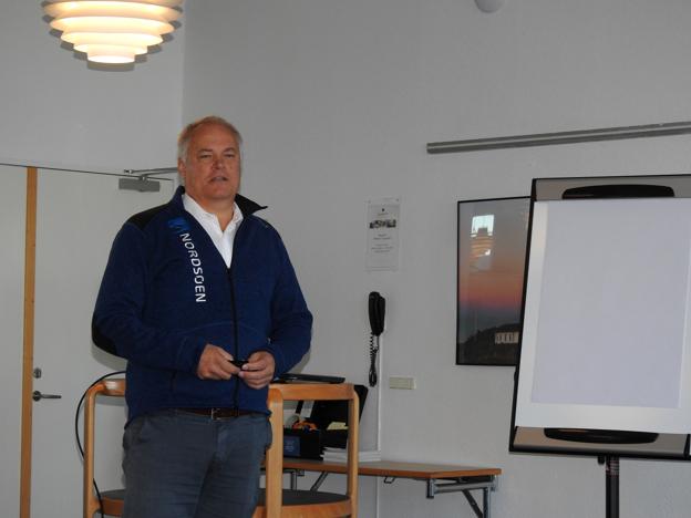 Direktøren fra Oceanariet Karl Henrik Lauersen fortalte om det nye uddannelsessted med plads til 75 elever. <i>Foto: Jens Brændgaard</i>