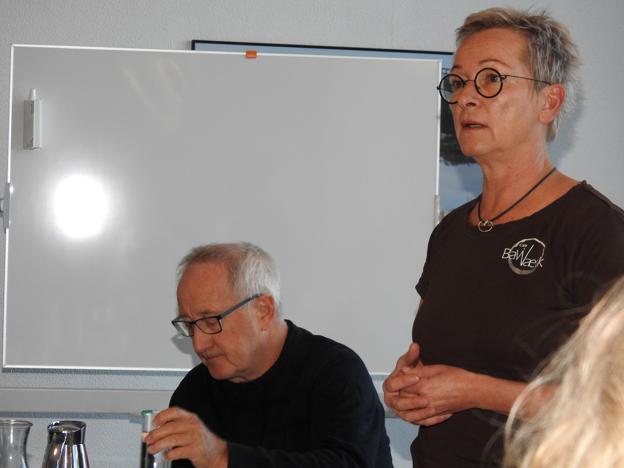 Handelschef Per Martensen og Dorthe Schaltz orienterede bredt fra bestyrelsens arbejde i Hirtshals Handel og Erhverv. <i>Foto: Jens Brændgaard</i>