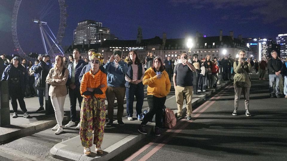 Folk på Westminster Bridge i London stoppede op og deltog søndag aften i minuts stilhed for dronning Elizabeth II. <i>Martin Meissner/Ritzau Scanpix</i>