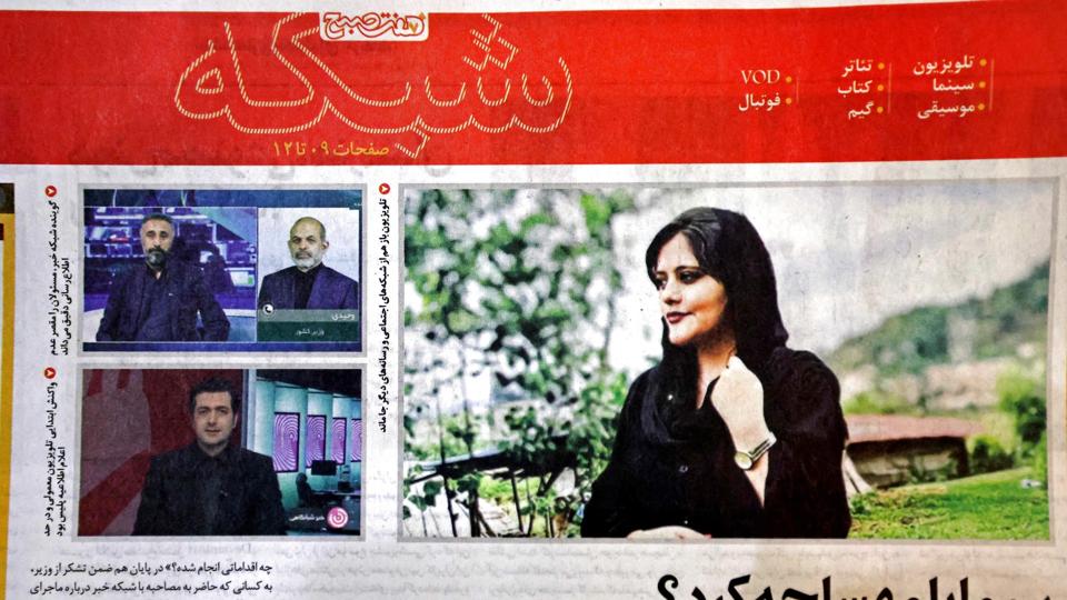 Den iranske avis  Hafteh Sobh skrev søndag om Mahsa Amini, som blev anholdt tirsdag, da hendes tørklæde ifølge politiet ikke sad som påbudt. <i>Atta Kenare/Ritzau Scanpix</i>