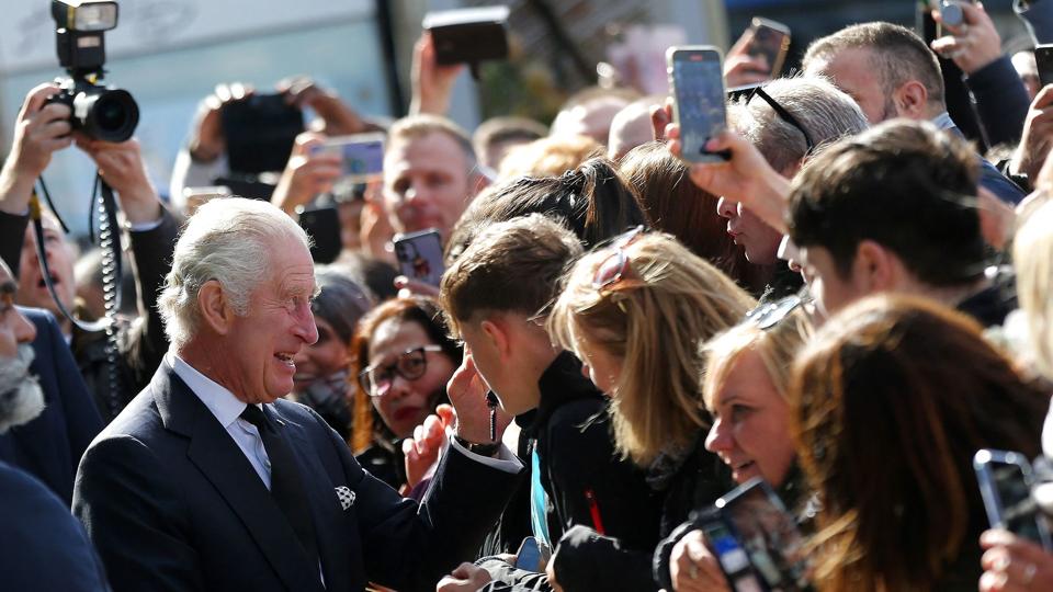 Kong Charles mødte i weekenden op for at takke nogle af de mange mennesker, der stod i kø for at komme ind i Westminster Hall og se den afdøde dronning Elizabeths kiste. <i>Isabel Infantes/Ritzau Scanpix</i>