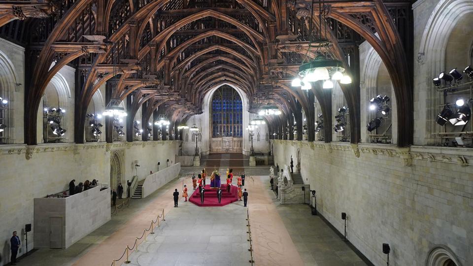 Hundredtusindvis af mennesker nåede forbi Westminster Hall for at tage afsked med dronning Elizabeth. Tidligt mandag morgen var den sidste gæst forbi. <i>Yui Mok/Ritzau Scanpix</i>