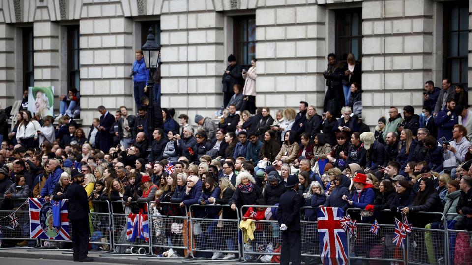 Der er stor offentlig interesse for at overvære dronning Elizabeths statsbegravelse. <i>Sarah Meyssonnier/Ritzau Scanpix</i>