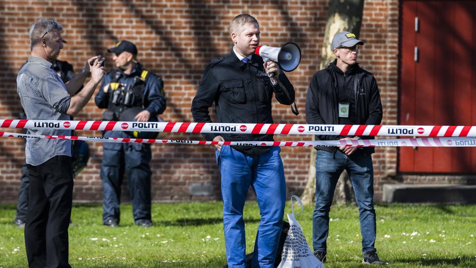 I 2019 forsøgte Paludan at blive valgt til Folketinget i Danmark uden held. Da hans far er svensk, har han siden kunnet opnå svensk statsborgerskab, og han forsøgte ved det svenske valg 11. september at få plads i parlamentet, Riksdagen. Men den endelige optælling viser, at projektet mislykkedes. Her demonstrerer han i Tårnby i april i år. <i>Martin Sylvest/Ritzau Scanpix</i>