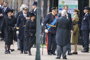 Dronning Margrethe står over for kong Charles ved begravelse