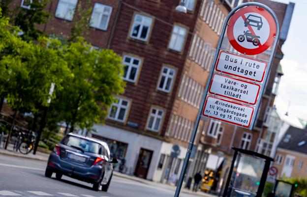 Når man kører mod øst i Vingårdsgade er der skilte på begge sider af vejen, der fortæller bilisterne, de ikke må køre lige ud. <i>Foto: Martél Andersen</i>