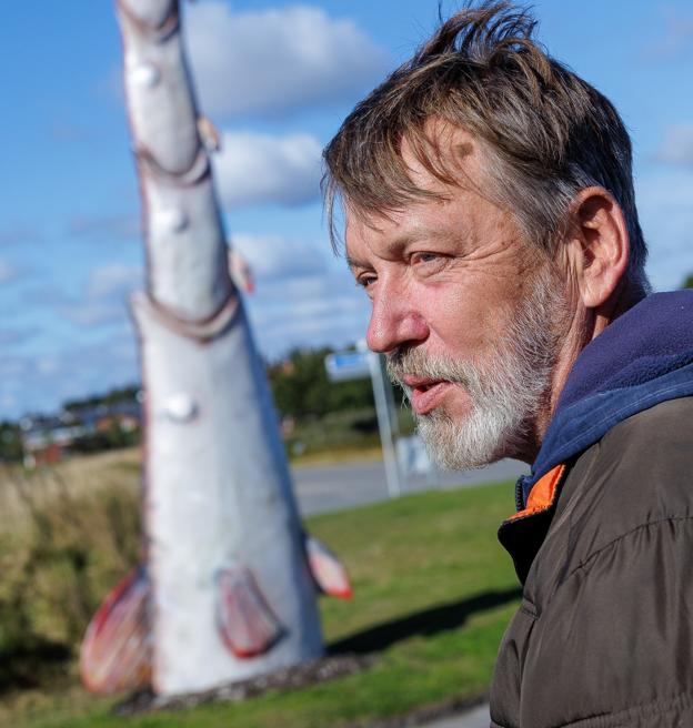 Bjørn Kromann-Andersen fortæller, at han var nervøs forud for farvesætningen af "Fisketotem". Han rådførte sig med sin kone og sparringspartner, Bente Lyhne, der også er kunstner. Farverne, parret blev enige om at vælge, minder om dem, som er i kinesisk porcelæn. De kan også lede tankerne hen på malerier af den britiske maler Francis Bacon, der er kendt for sine forvredne menneskeskikkelser. <i>Foto: Henrik Bo</i>