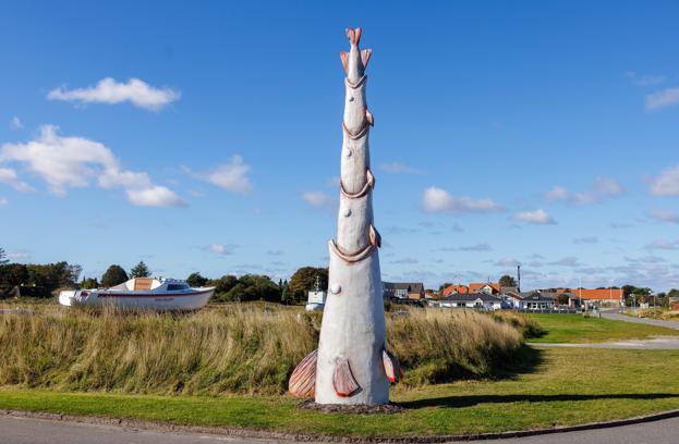 Skulpturen "Fisketotem" vil muligvis dele vandene i Øster Hurup. Initiativtagerne har hørt mange sige, at den passer godt ind. Dem, som ikke kan lide totempælen, vil blive bundet til den, pint og plaget, advarer kunstneren med et glimt i øjet.... <i>Foto: Henrik Bo</i>