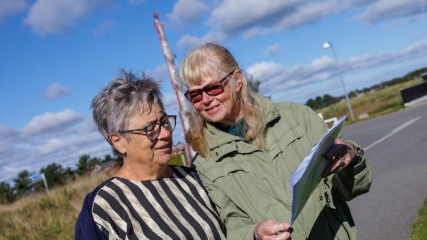 To lokale fra Øster Hurup, Lisbeth Søndergaard og Lene Kold, har i tre år arbejdet på at få "Fisketotem" til byen. De har fået mange positive tilkendegivelser og tror på, at "Fisketotem" kan blive et vartegn for byen. Lisbeth Søndergaard fortæller, at hun og hendes mand, Niels, for nogle år siden var på en tur rundt til nordjyske havne, hvor hun lagde mærke til, at de alle sammen havde en skulptur. Sådan en må vi også have i Øster Hurup! tænkte hun. <i>Foto: Henrik Bo</i>