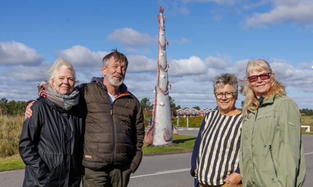 Bente Lyhne, Bjørn Kromann-Andersen, Lisbeth Søndergaard og Lene Kold foran skulpturen, der står ved indgangen til Øster Hurup Havn. <i>Foto: Henrik Bo</i>