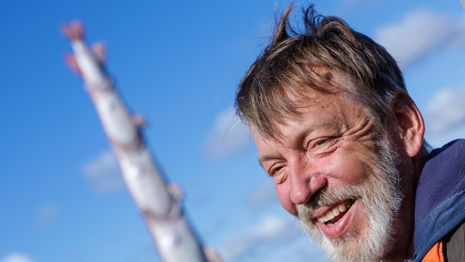 "Fisketotem" er lavet specielt til Øster Hurup af Bjørn Kromann-Andersen. Han er inspireret af canadiske kystindianere, der bygger totempæle som hyldest til fangstdyrene. I Øster Hurup kunne de godt trænge til lidt fiskelykke. <i>Foto: Henrik Bo</i>