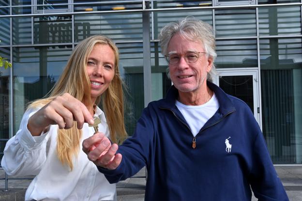 Værsgo - her er nøglen til Havnetorv 3 B. Udlejer Børge Hove har udlejet de sidste 94 ledige kvadratmeter på Havnetorvet til AudioNova. <i>Foto: Ole Iversen</i>