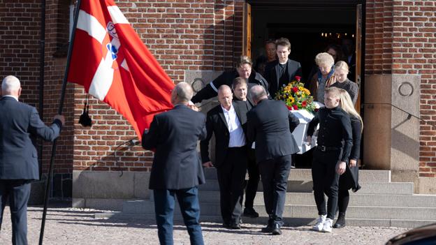Børge Kroghs tre sønner, Bruno, Allan og Henrik, bar sammen med børnebørnene Mads, Line og Cecilie kisten ud af Vejgaard Kirke. <i>Foto: Claus Søndberg</i>