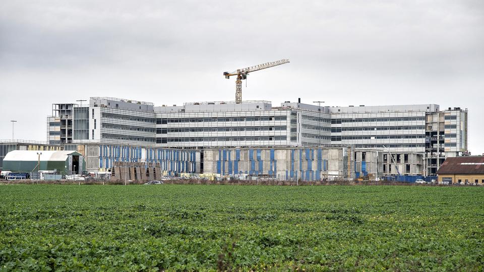 Byggeriet af det nye "supersygehus" i Nordjylland, nyt Aalborg Universitetshospital bliver både dyrere og længere, end det var ventet - selv med de budgetoverskridelser og forsinkelser, der allerede var meldt ud. Det fortæller Region Nordjylland mandag. Byggeriet, der her ses i 2018, forventes nu at bliver over en milliard kroner dyrere end ventet og seks år forsinket. (Arkivfoto). <i>Henning Bagger/Ritzau Scanpix</i>