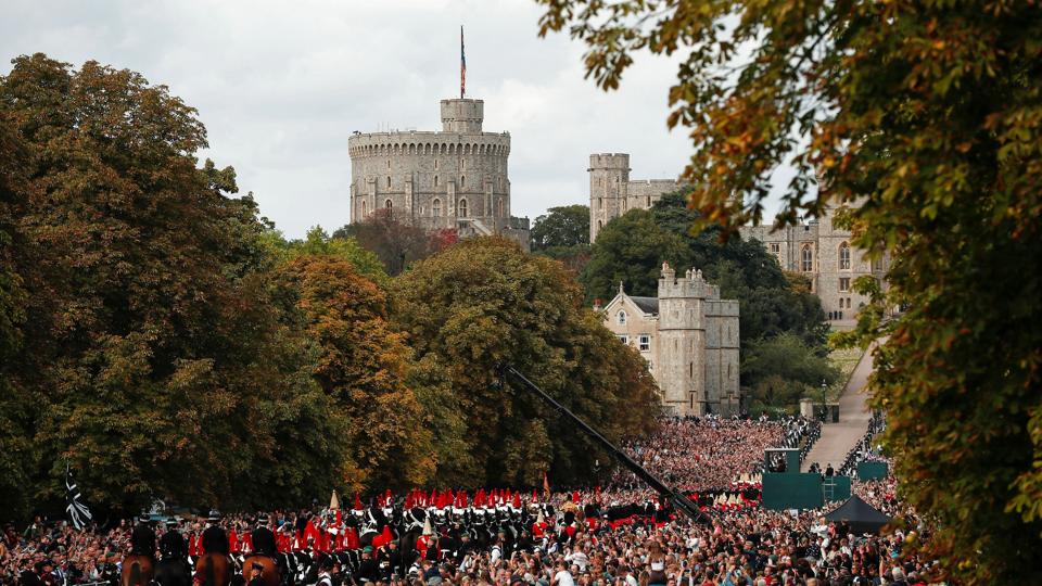 Processionen med dronning Elizabeths kiste nåede mandag eftermiddag nået frem til parken ved Windsor Castle vest for London. Her kørte den kongelige rustvogn langsomt op til slottets hovedport omgivet af tusindvis af mennesker, som havde taget opstilling langt ruten. <i>Lee Smith/Reuters</i>
