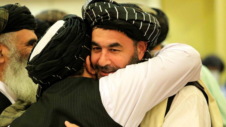 Haji Bashir Noorzai (th.), der er dømt for narkotikasmugleri i USA, er blevet udvekslet med en amerikansk civilingeniør. civilingeniør veteran fra den amerikanske flåde. <i>Stringer/Ritzau Scanpix</i>