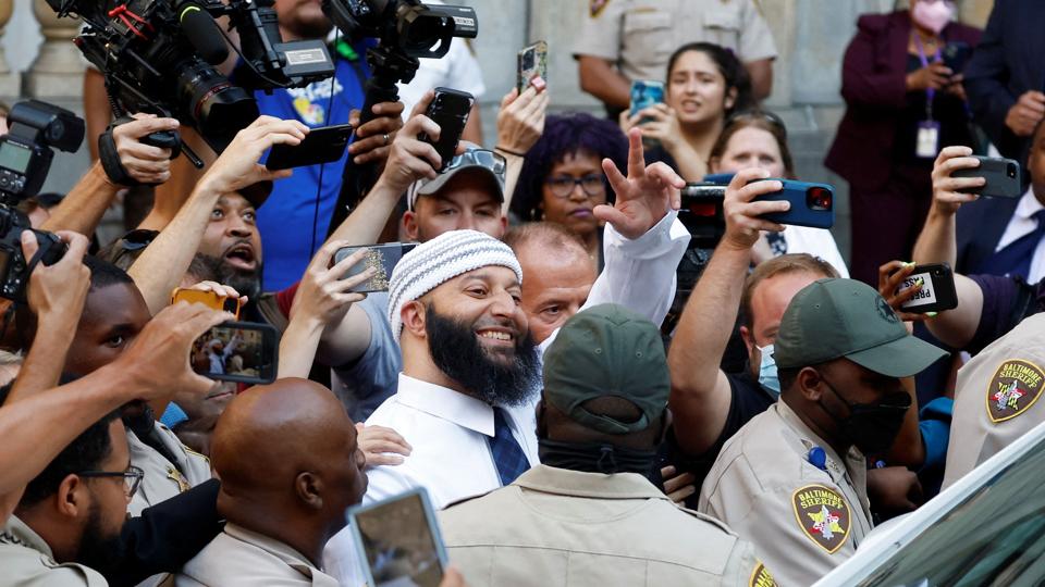 Smilet var stort hos Adnan Syed, da han forlod retsbygningen, efter at hans dom var blevet omstødt. <i>Evelyn Hockstein/Reuters</i>