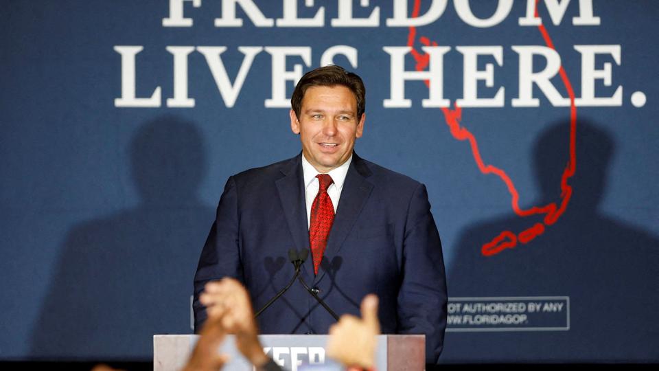 Floridas guvernør, republikaneren Ron DeSantis, har taget æren for migrantflyvningerne til Martha's Vineyard. Han stiller op til genvalg ved midtvejsvalget i november og ses som en potentiel præsidentkandidat i 2024. (Arkivfoto). <i>Octavio Jones/Reuters</i>