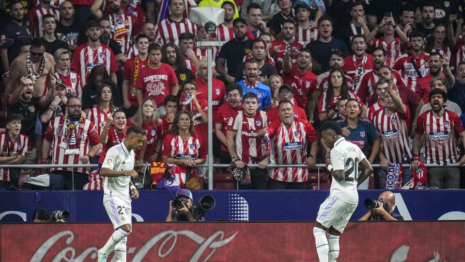 Real Madrids Vinicius Junior (til højre i billedet) måtte lægge øre til racistiske tilråb fra Atletico Madrid-fans under lokalopgøret i søndags. <i>Manu Fernandez/Ritzau Scanpix</i>