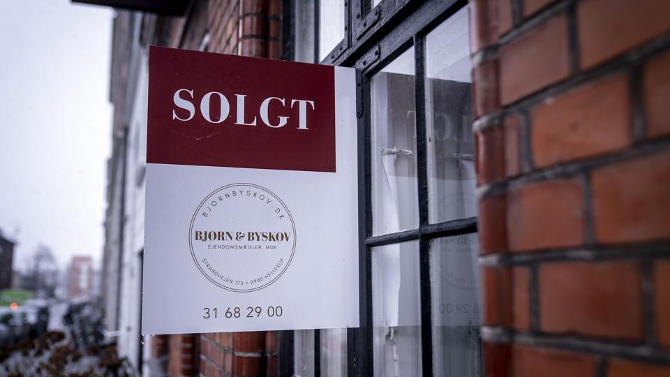 Der blev solgt færre huse og lejligheder i andet kvartal end længe set. Det er blandt andet de stigende renter, der er årsag til, at boligkøberne ikke længere står i kø for at handle. (Arkivfoto). <i>Liselotte Sabroe/Ritzau Scanpix</i>