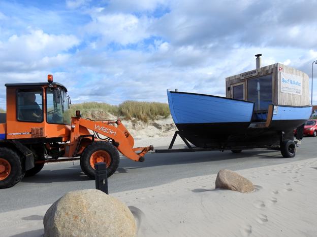 Så blev kutteren fra Surf og Natur trukket fri af sandet ved Husmoderstranden. <i>Foto: Jens Brændgaard</i>