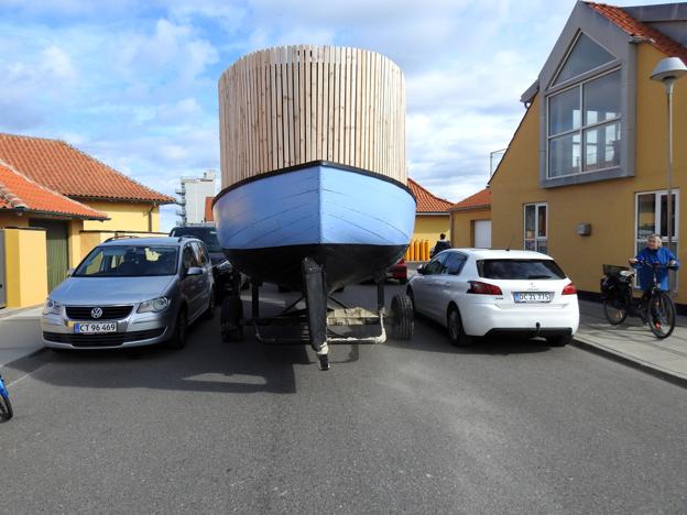 Der var lige plads nok mellem bilerne, og uden at lave en eneste rise eller skaramme <i>Foto: Jens Brændgaard</i>