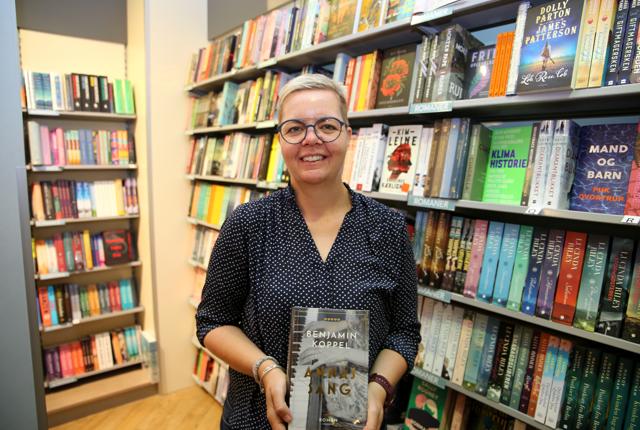 Boghandler Carina Sørensen med tidens mest populære bog. Benjamin Koppels Annas sang. <i>Foto: Hans Sejlund</i>