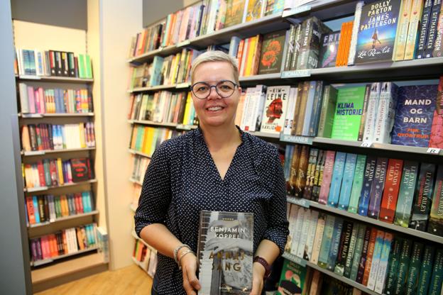 Boghandler Carina Sørensen med tidens mest populære bog. Benjamin Koppels Annas sang. <i>Foto: Hans Sejlund</i>