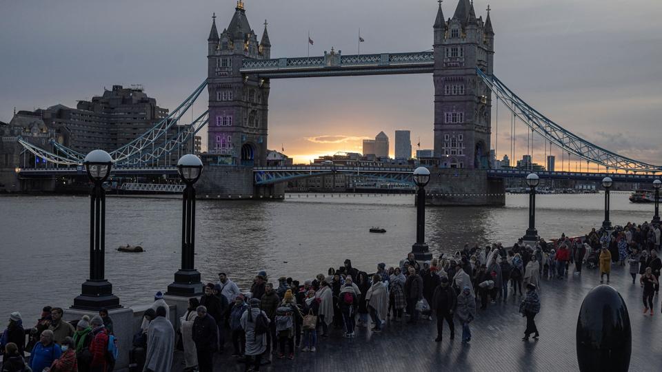 Borgere måtte vente i kø i timevis, hvis de ville have mulighed for at tage en sidste afsked med dronning Elizabeth. <i>Marko Djurica/Reuters</i>