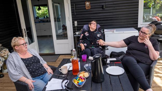 Ulla Nøhr er multihandicappet og kan næsten intet selv. Men artikel fik barndomsven af familien til at melde sig frivilligt. Løgstør 19. september 2022 <i>Foto: Kim Dahl Hansen</i>