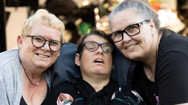 Lene Nøhr og Ann-Britt Frederiksen har lært det menneske at kende, der lever inde bag Ulla Backs  handicap. Og de holder meget af det. Også når omverdenen ikke ser det samme. <i>Foto: Kim Dahl Hansen</i>