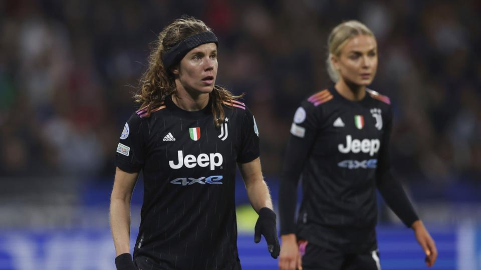 Sofie Junge (til venstre) og Matilde Lundorf (til højre) spillede i sidste sæson begge Champions League for Juventus. Tirsdag kan de begge komme i spil mod HB Køge i kampen for en ny sæson i gruppespillet. (Arkivfoto). <i>Jonathan Moscrop/Ritzau Scanpix</i>