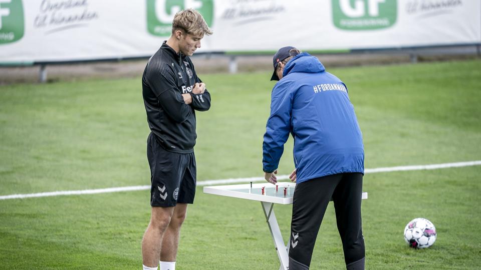 Allerede på førstedagen hev Kasper Hjulmand unge Rasmus Højlund til side, for at vise, hvordan han håber, at den unge angriber kan bidrage på landsholdet. <i>Mads Claus Rasmussen/Ritzau Scanpix</i>