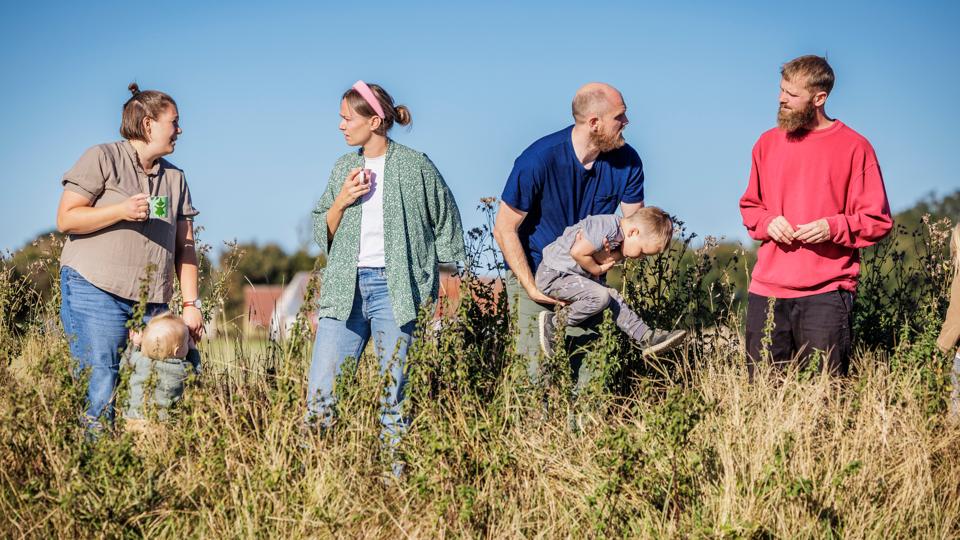 De glade historier om unge familier, der trodser urbaniseringen og finder lykken på landet, er ikke længere undtagelser, der bekræfter reglen. Billedet er fra Skyum i Thy, der er blomstret op, efter flere unge familier er flyttet til. <i>Foto: Martin Damgård</i>