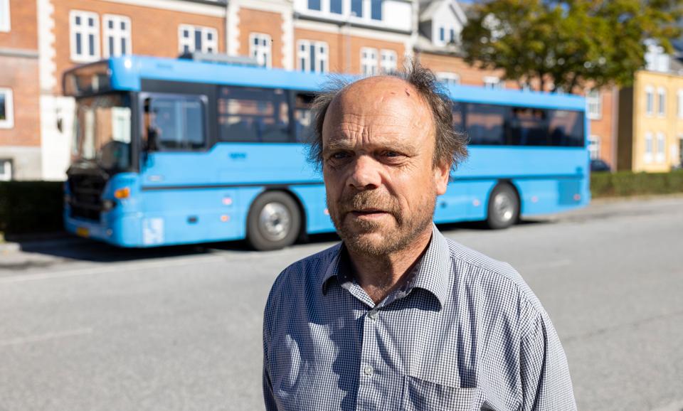 - På de små veje bliver der kørt råddent med de store busser for at holde køreplanen, siger Michael Kristiansen fra Hørdum om togbusserne på Thybanen.  <i>Foto: Kim Dahl Hansen</i>